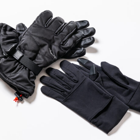 冬の野外活動におしゃれな暖かいメンズ手袋